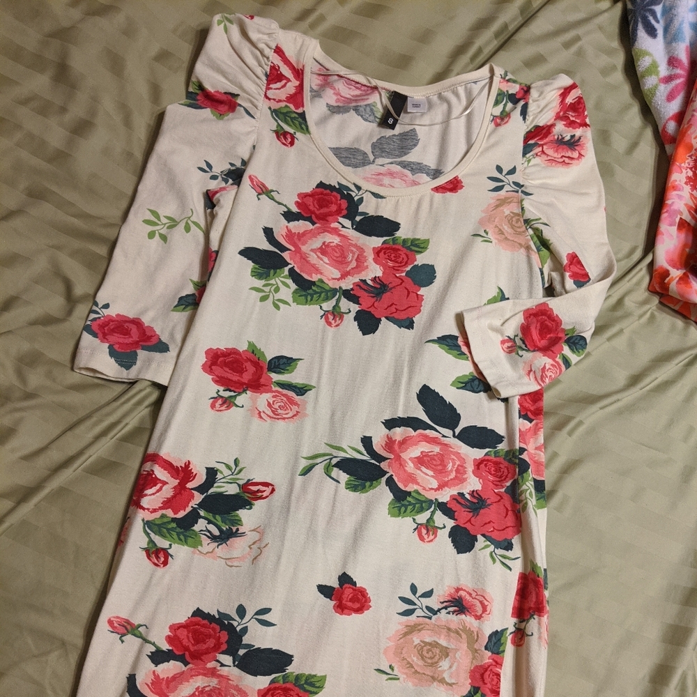 Floral body con dress with ruched shoulder sleeves